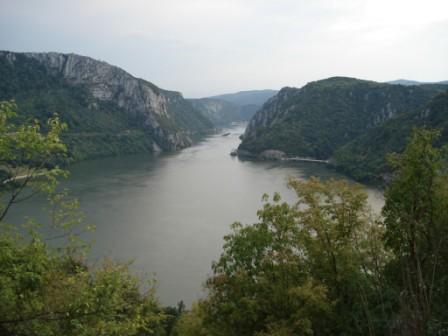 Een indrukwekkende Donau in een uitgesneden vallei als grens tussen Roemeni� (links) en Servi�.